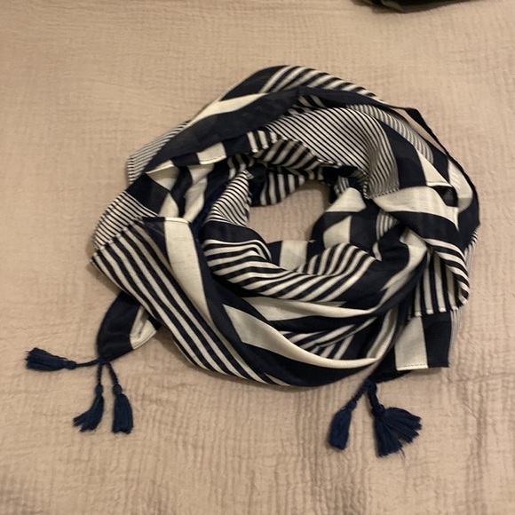 ABERCROMBIE and Fitch navy and white stripes scarf with tassels. 40”40” - Picture 6 of 6